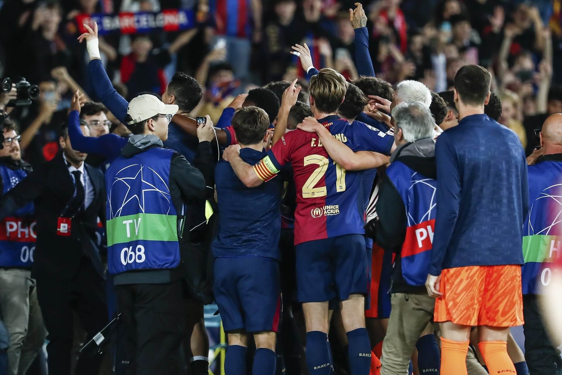  Jugadores del Barça celebrando con la afición