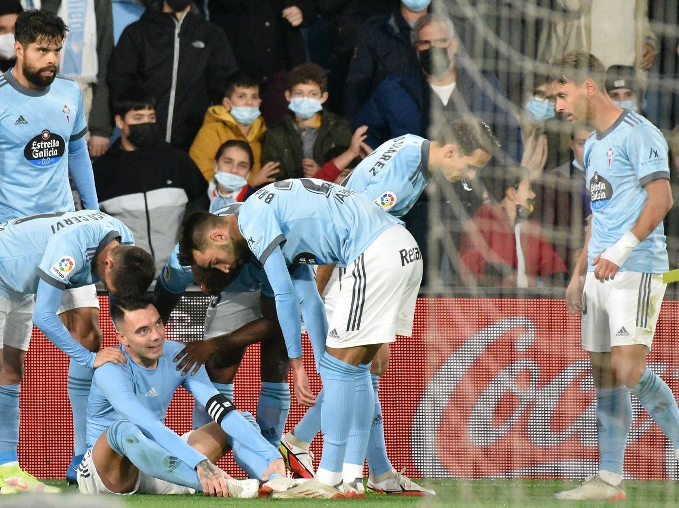  Iago Aspas se lesiona en la acción de su gol ante el Valencia.