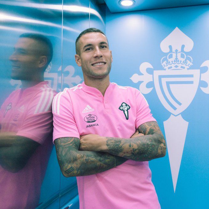  Hugo Mallo, con el nuevo polo rosa del Celta contra el cáncer de mama.
