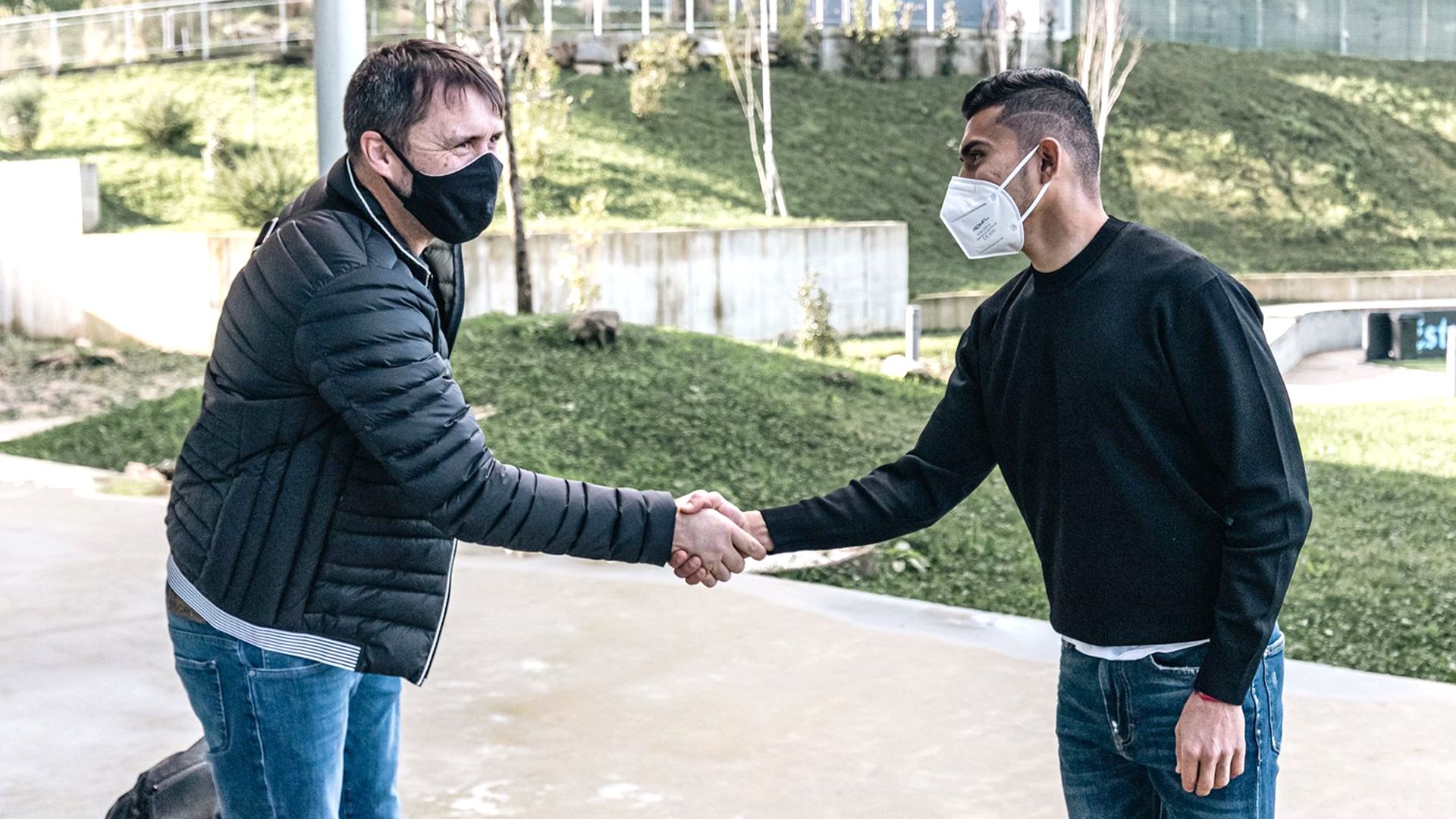  Orbelín Pineda saluda a Coudet en Afouteza.