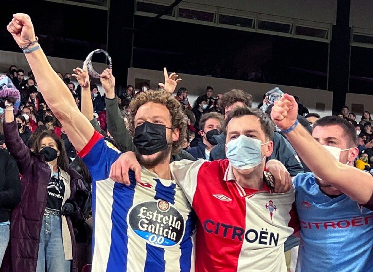  El aficionado con la camiseta del Dépor, durante el Sevilla-Celta en el Ramón Sánchez Pizjuán (