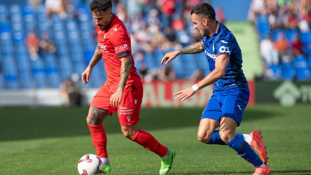Rubén García y Alex Sola disputan un balón.