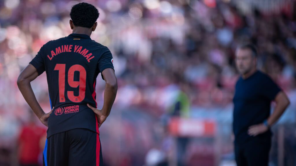  Lamine Yamal y Hansi Flick en el Barcelona (Cordon Press)