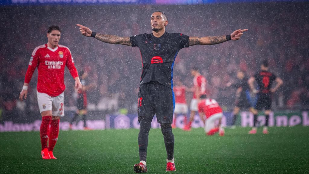  Raphinha celebrando el gol contra el Benfica (Europa Press)