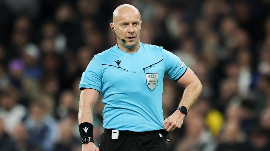 Marciniak arbitrando un partido (Cordon Press)