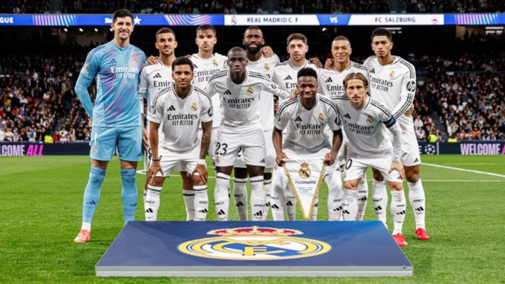 La plantilla del Real Madrid antes del partido contra el Salzburgo (foto: Real Madrid twitter).