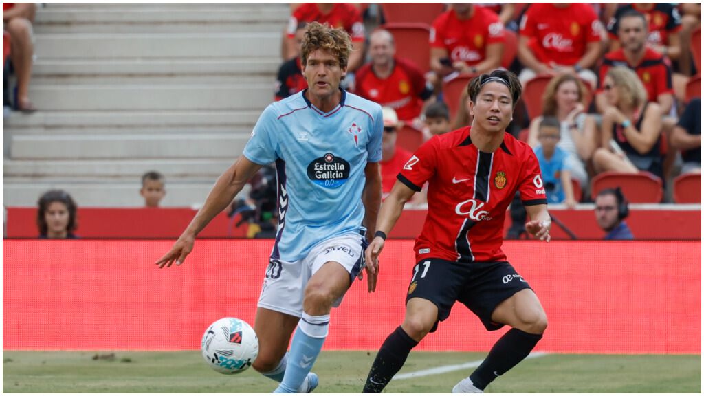 Marcos Alonso y Asano en el RCD Mallorca - Celta de Vigo. (EFE)