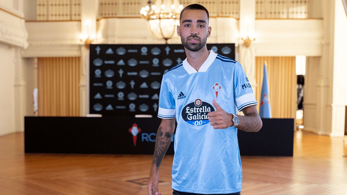  Brais Méndez con la nueva camiseta del Celta.