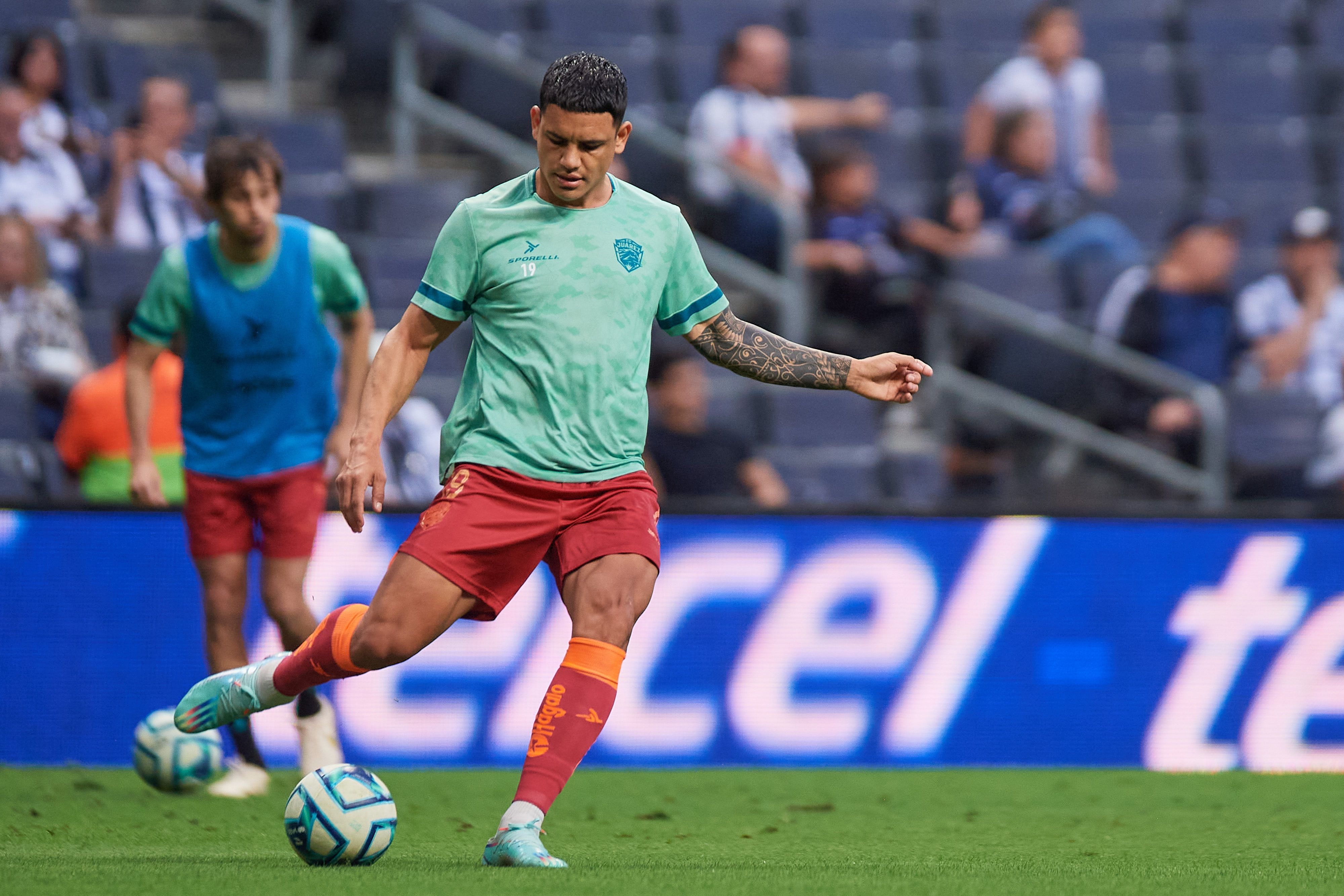  Gabriel 'Toro' Fernández juega la pelota.