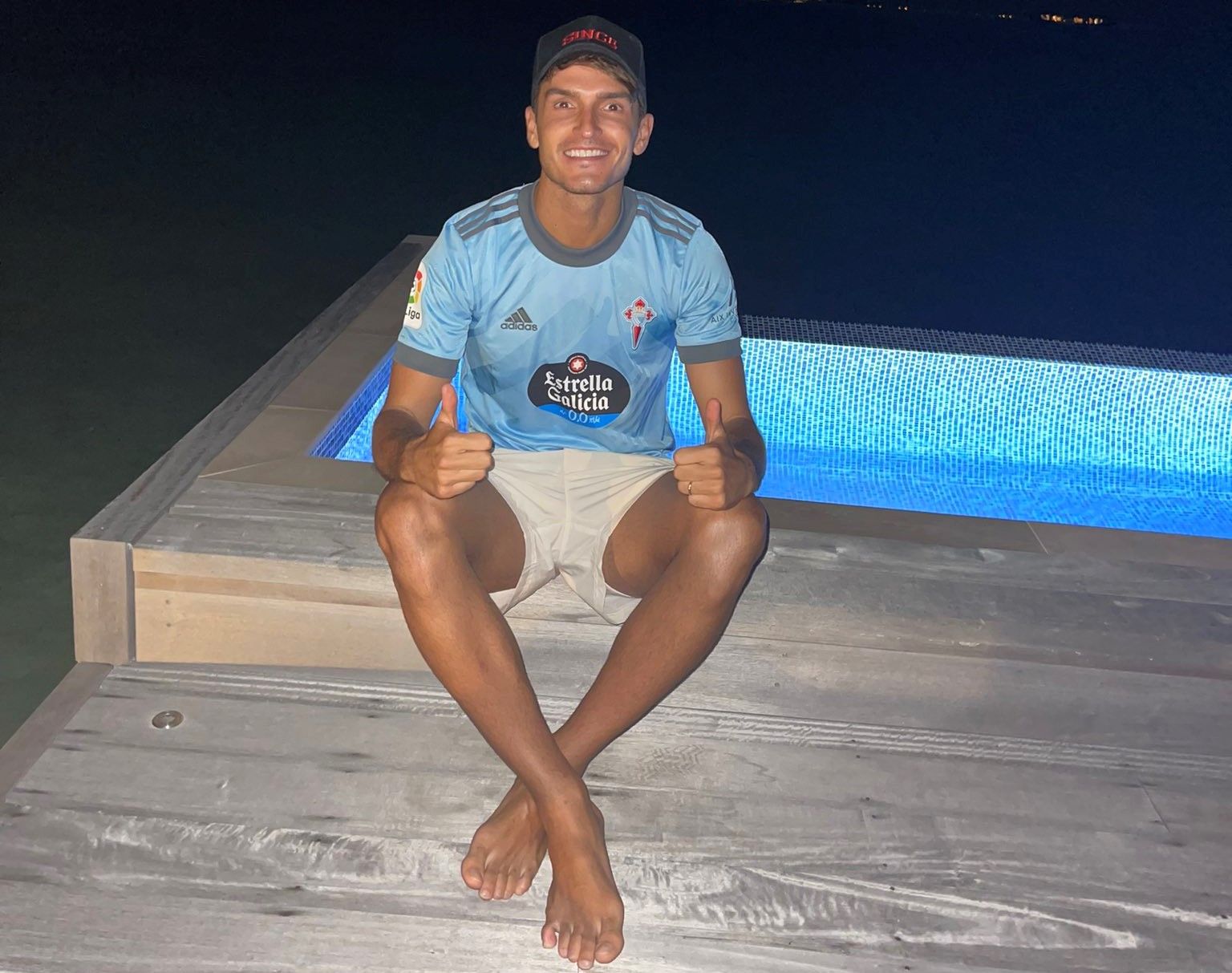 Denis Suárez, en una foto de vacaciones desde las Maldivas.