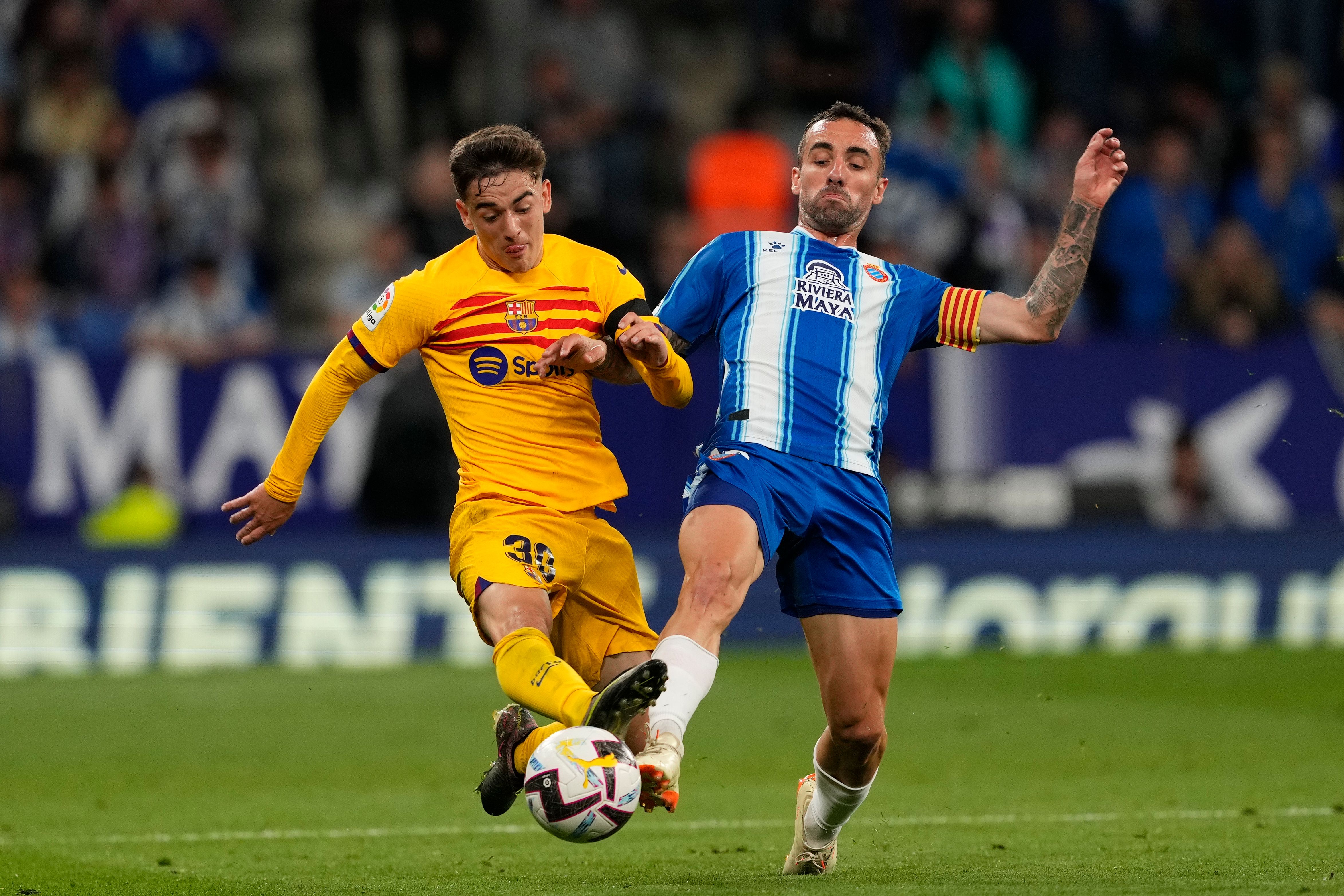 Gavi, ante Sergi Darder en el derbi.