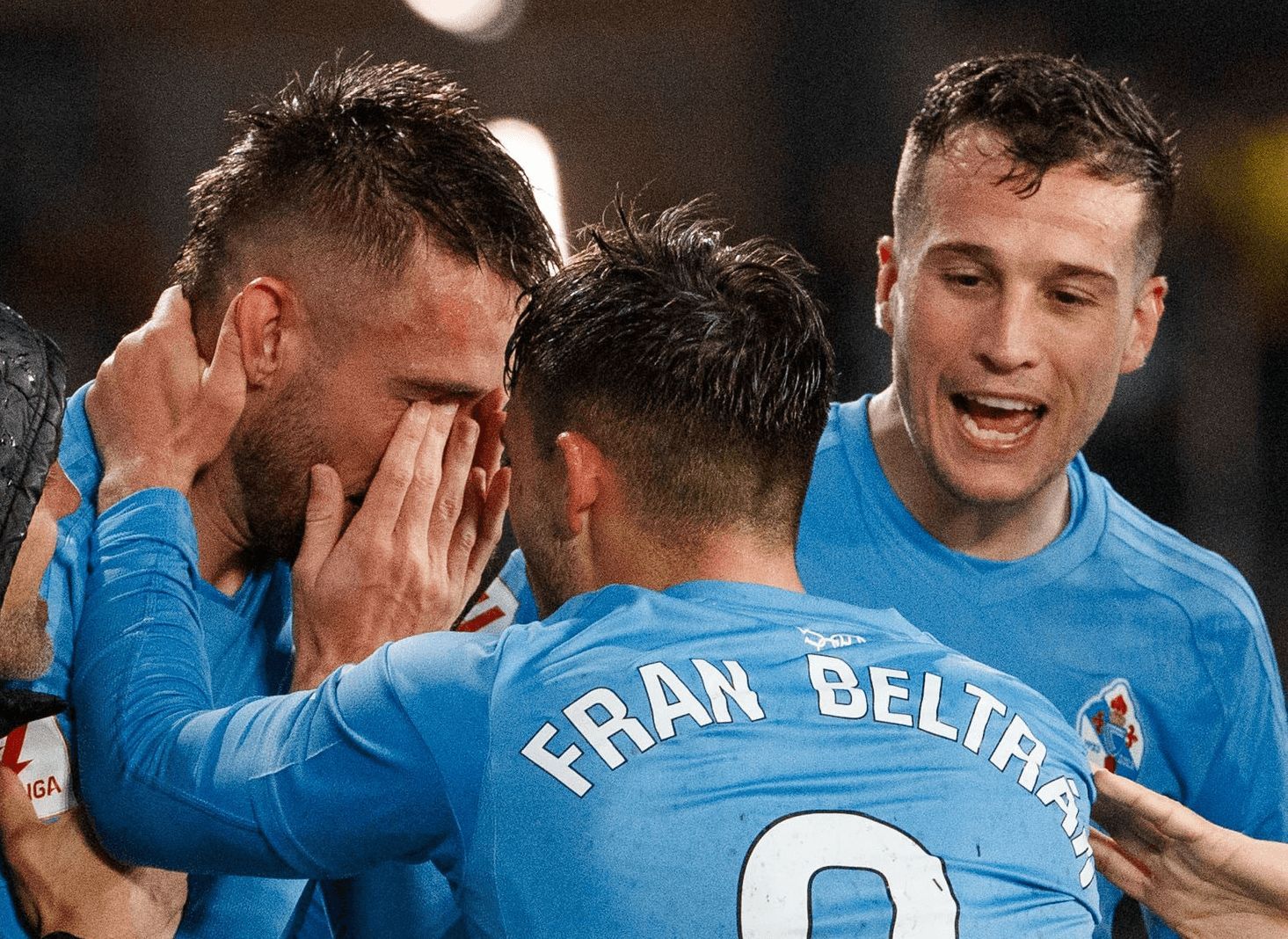Óscar Mingueza llorando tras marcar el gol.