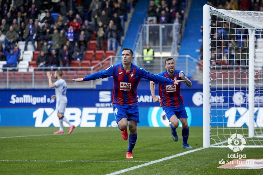  Charles celebra su primer gol en el Eibar-Levante.