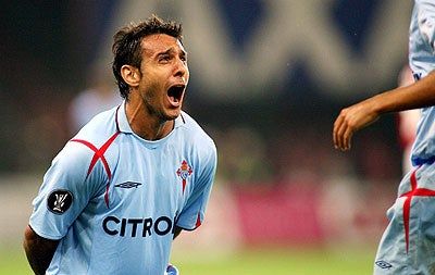  Gustavo López ante el Standard de Lieja.