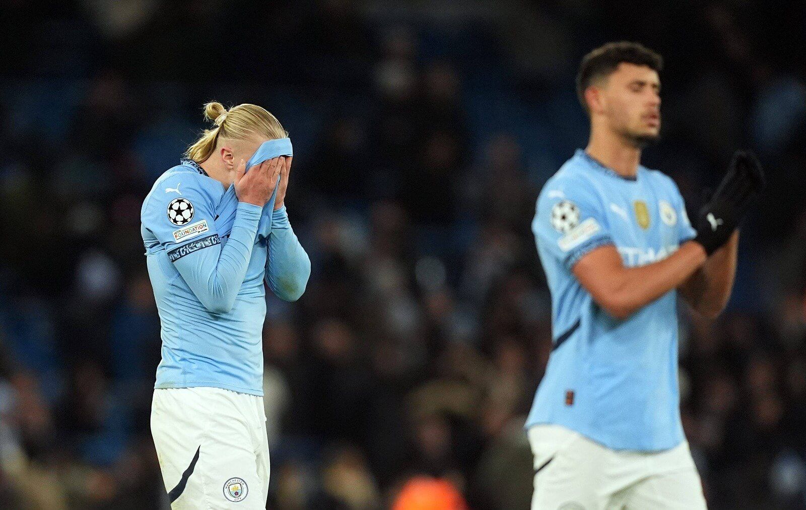  Haaland se lamenta y se tapa la cara con la camiseta.