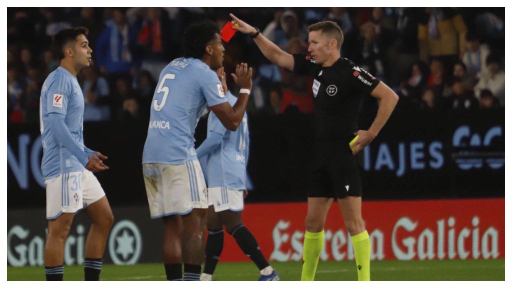  Hernández Hernández expulsando a Renato Tapia. (Fuente: Cordon Press)