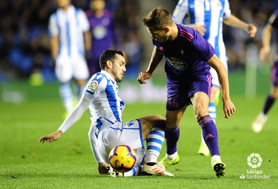  Hjulsager y Juanmi pugnan por un balón en el Real Sociedad-Celta.