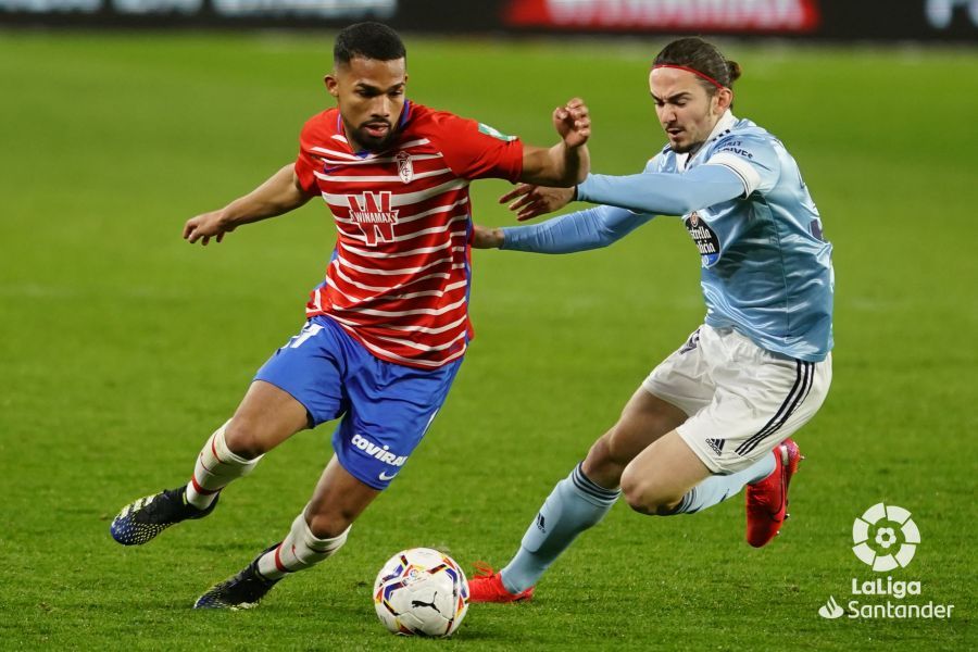  Holsgrove presiona a un rival del Granada.