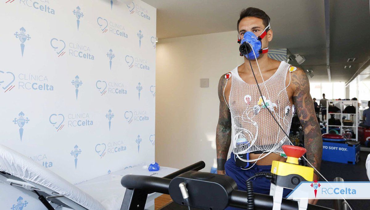  Hugo Mallo, pasando las pruebas médicas.