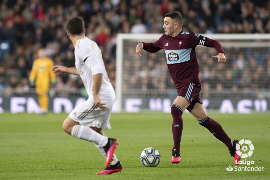  Iago Aspas conduce el balón en el Real Madrid-Celta.