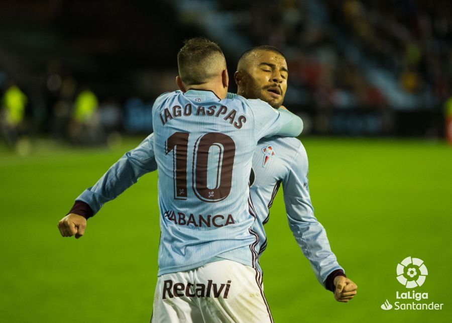  Iago Aspas se abraza con Rafinha tras su gol en el Celta-Sevilla.