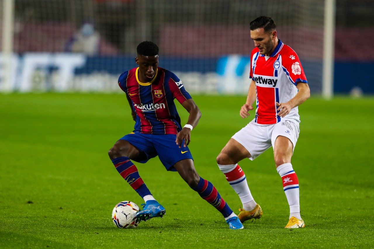  Ilaix Moriba controla el balón ante Lucas Pérez.