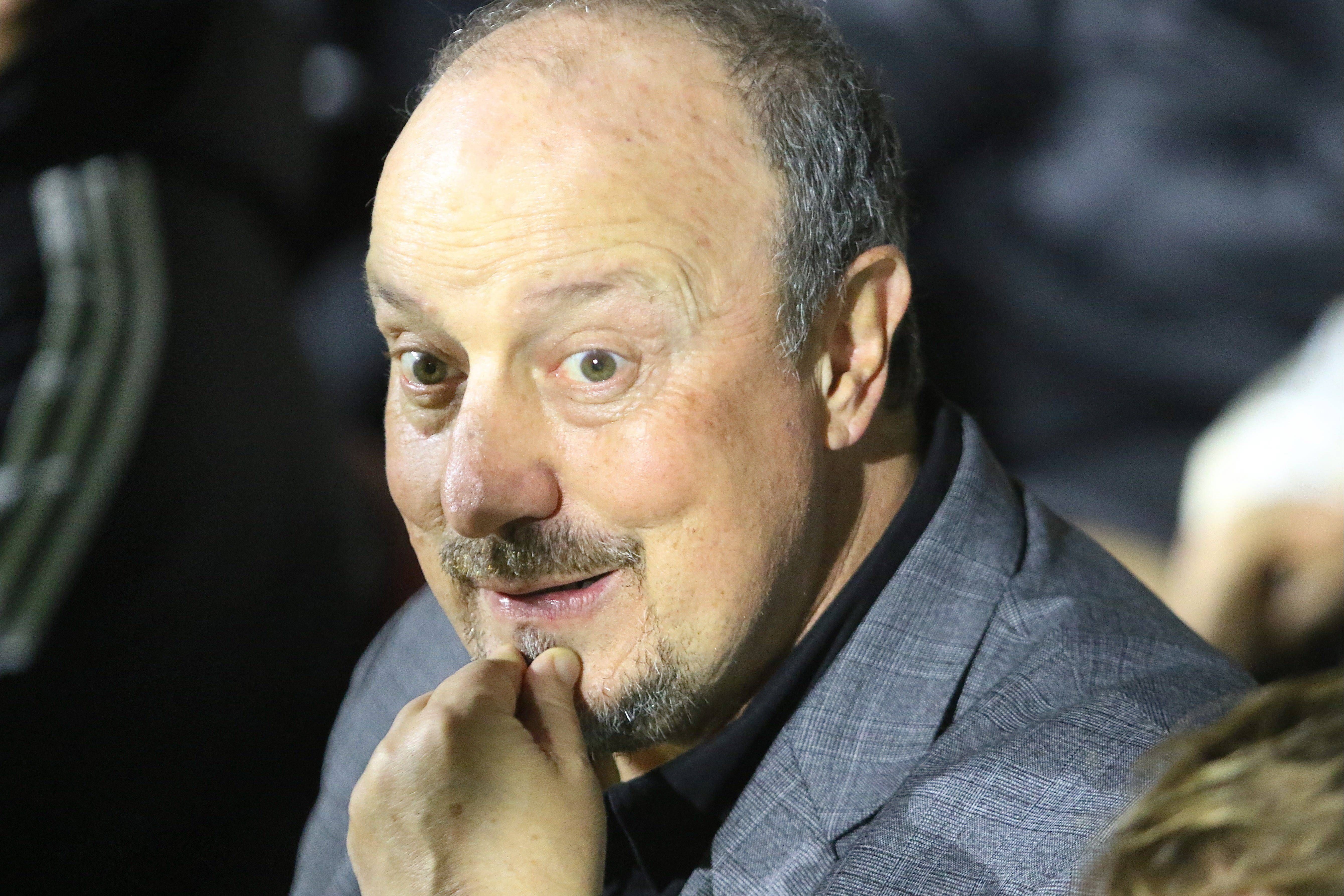  Rafa Benítez en el banquillo de Las Llanas antes del River - Celta.