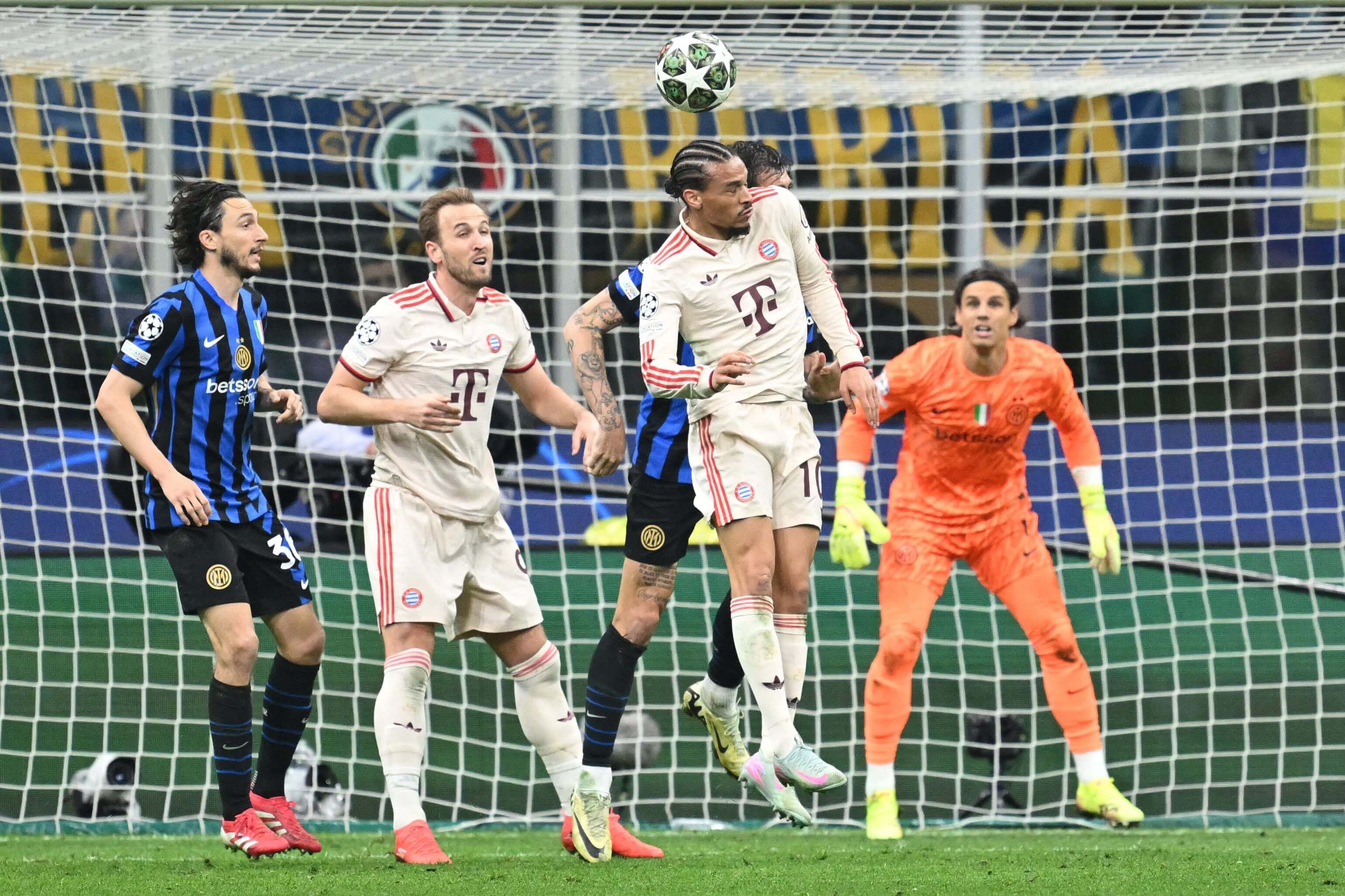  Leroy Sané salta a por un balón en el Inter-Bayern.