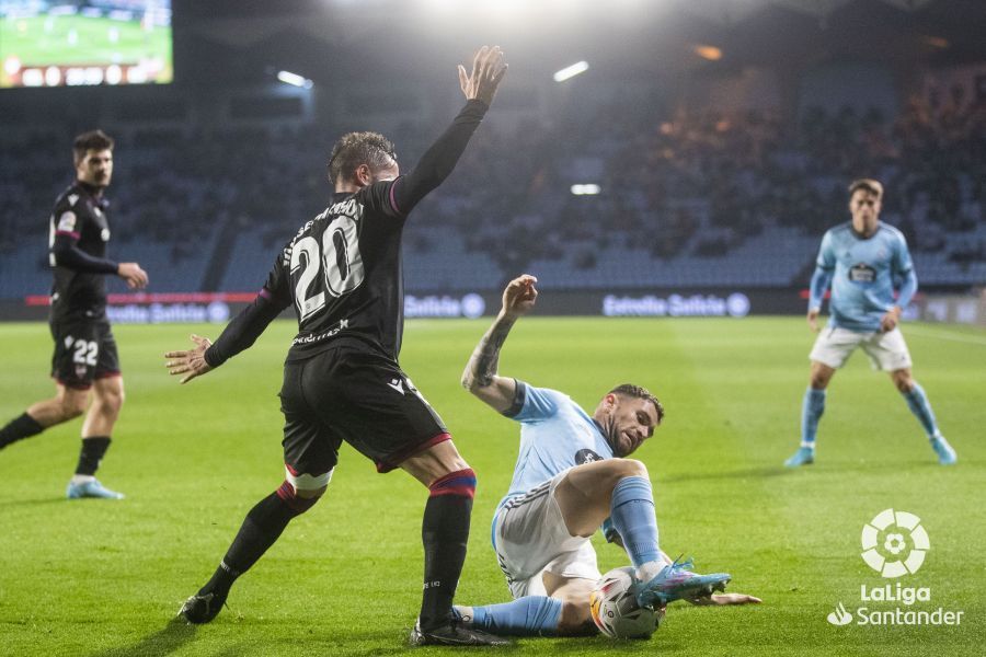  Javi Galán, durante el Celta-Levante.