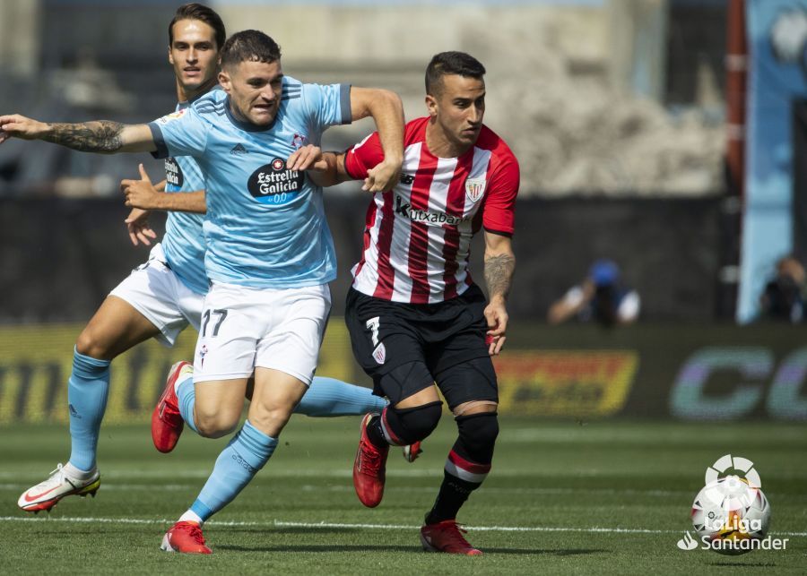  Javi Galán pelea por un balón junto a Berenguer.