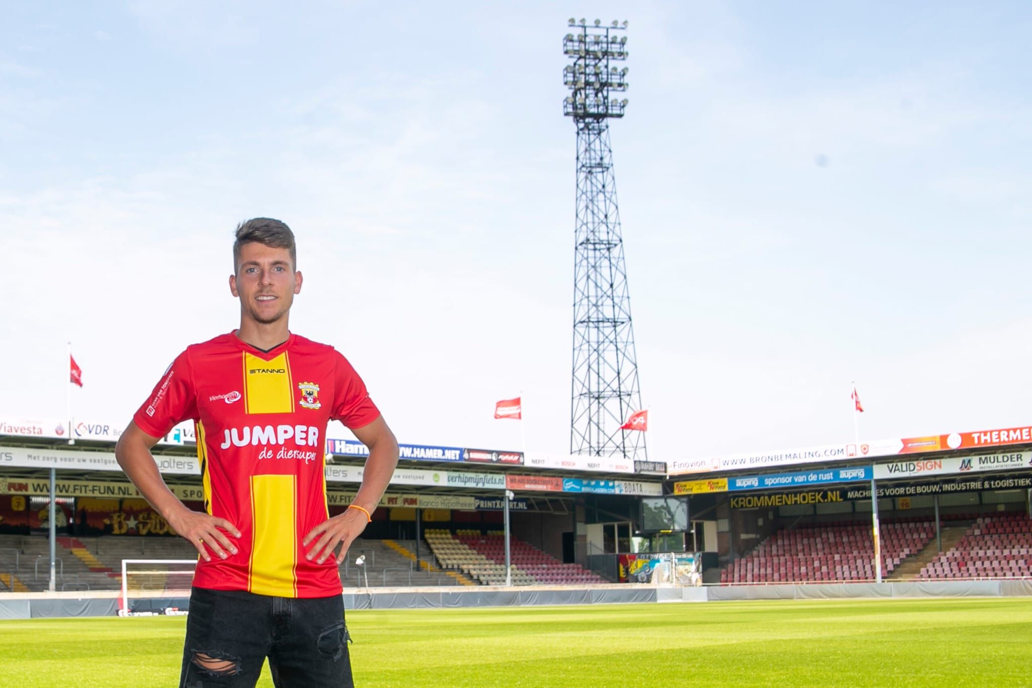 José Fontán posa con su nueva camiseta.