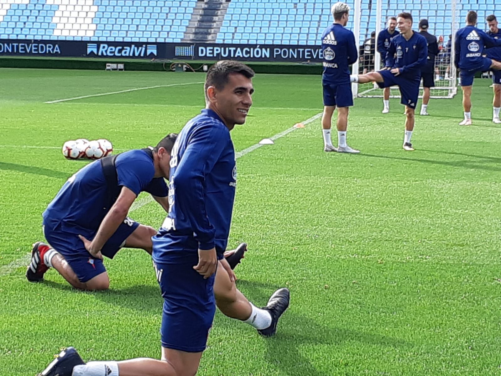  Júnior Alonso realiza estiramientos en una sesión de trabajo.