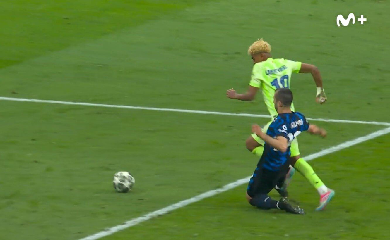 La acción entre Mkhitaryan y Lamine Yamal en el Inter-Barcelona.