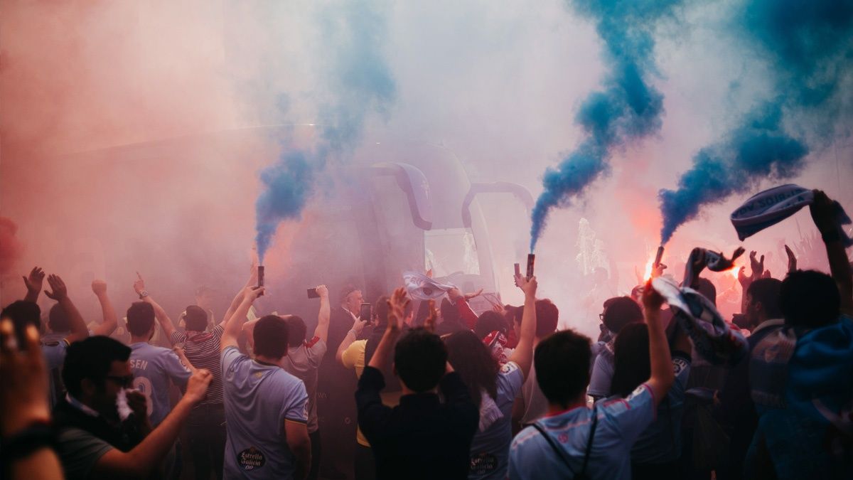  La afición del Celta recibe al equipo antes de un partido.