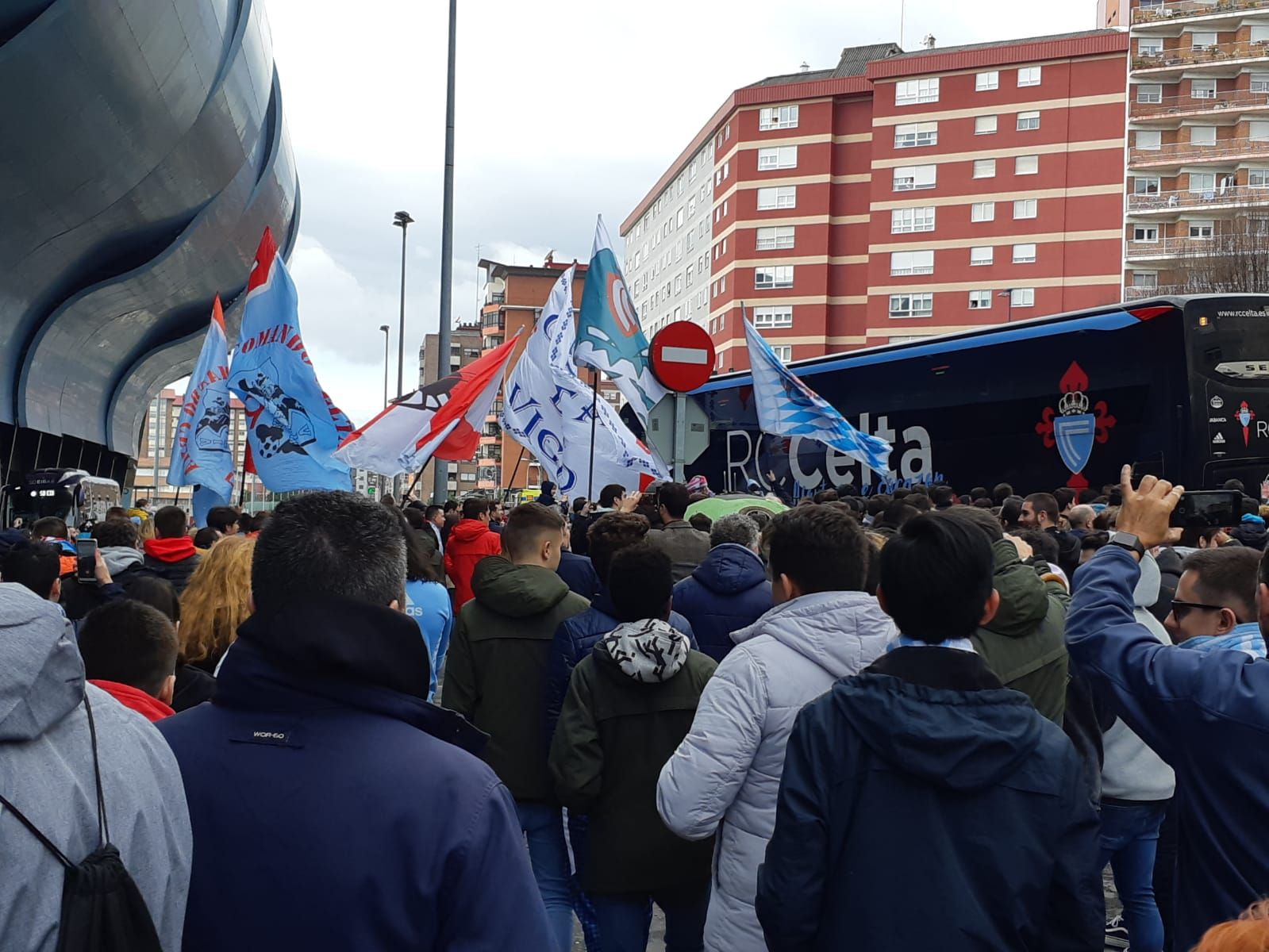  La afición del Celta recibe al equipo en Balaídos.