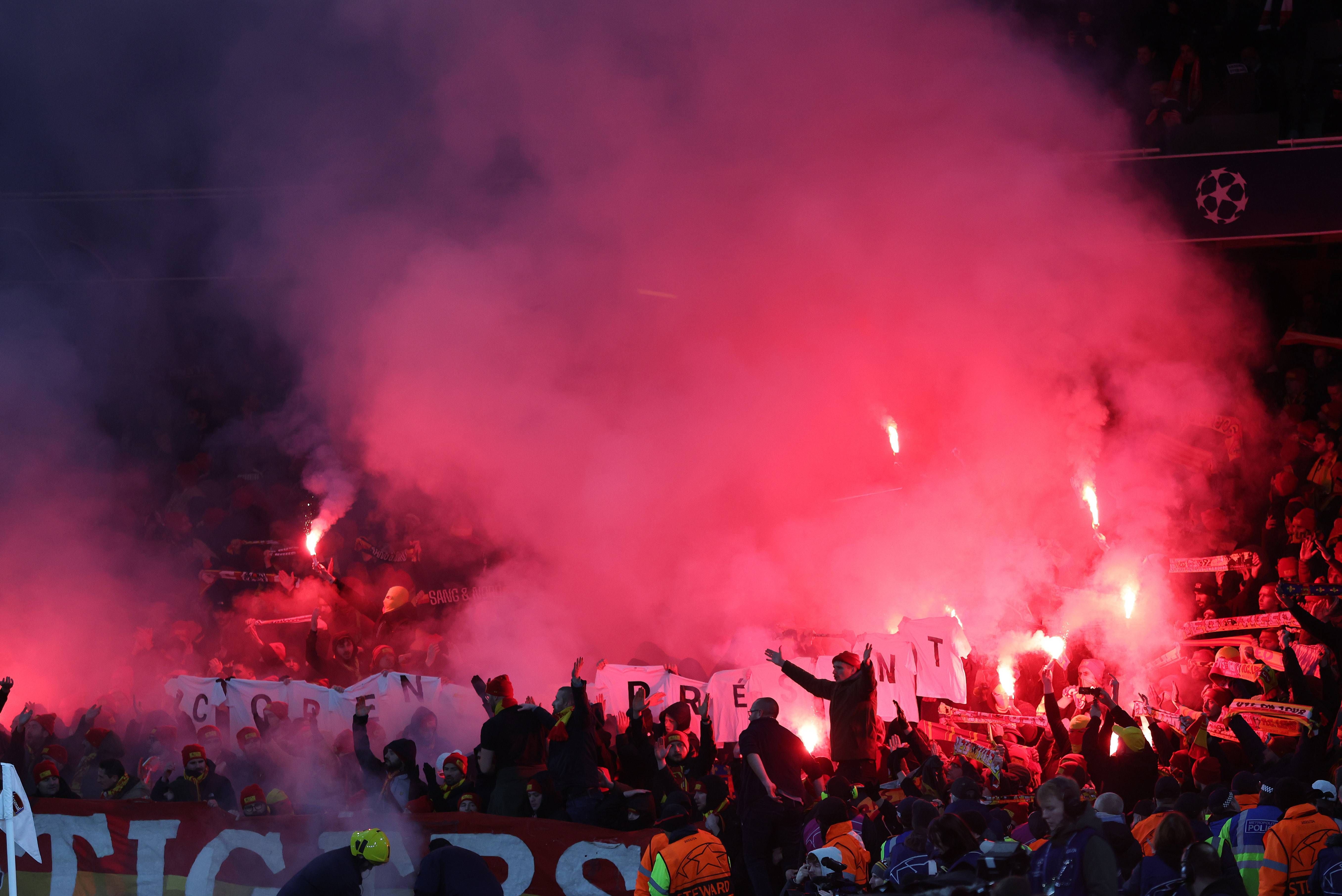 La afición del Lens con las bengalas encendidas dentro del estadio.