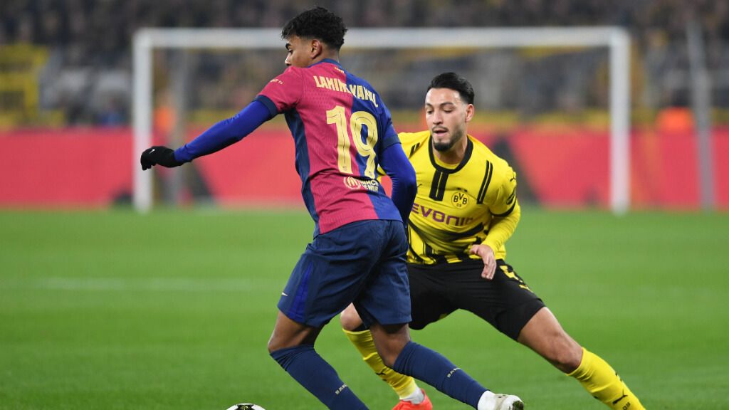  Lamine Yamal y Bensebaini en el Borussia Dortmund - Barcelona (Fuente: Cordon Press)