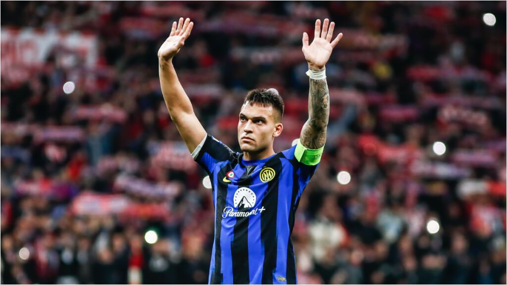 Lautaro Martínez agradeciendo a su afición tras ser eliminado por el Atleti (Europa Press)