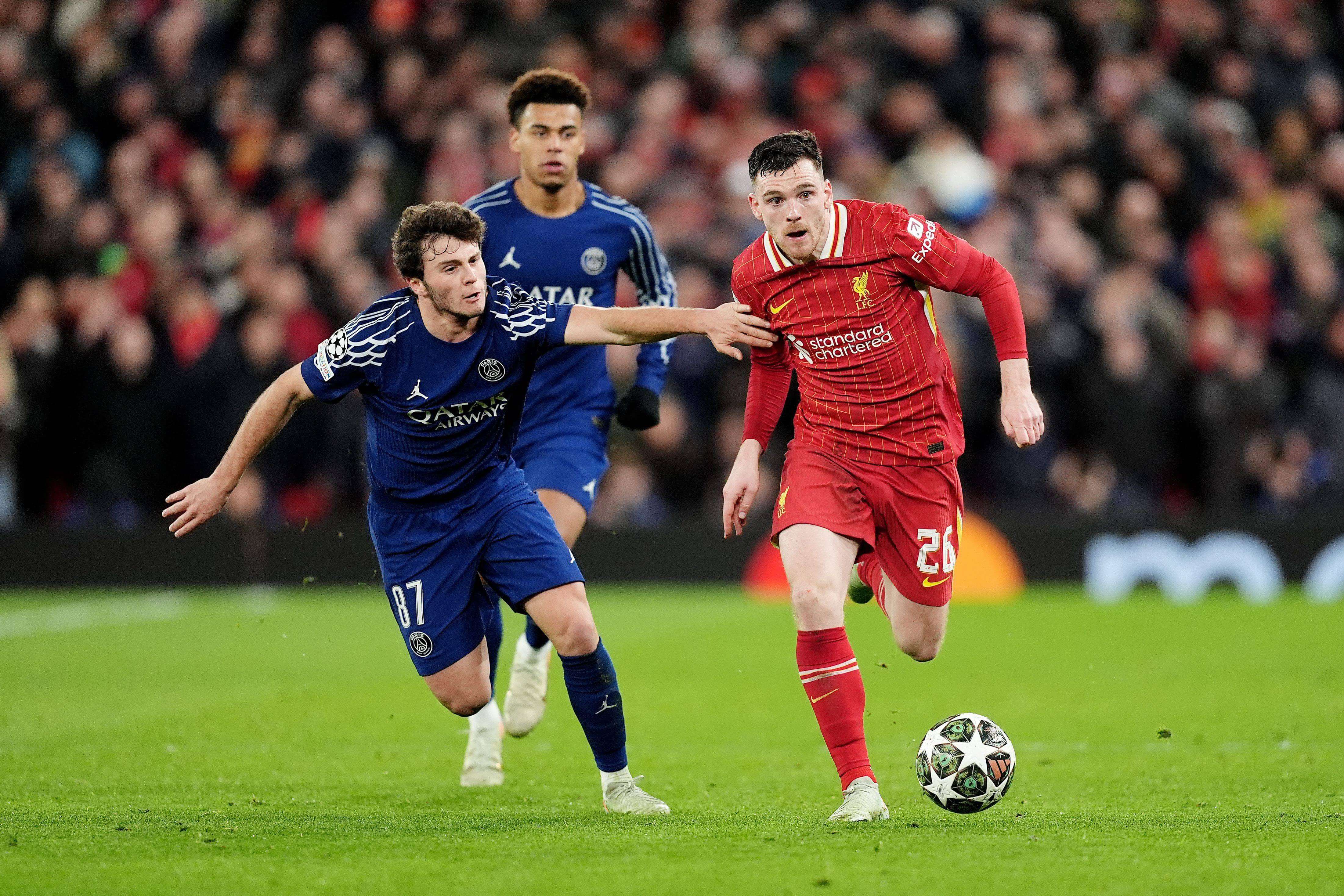 Andrew Robertson conduce delante de Joao Neves en el Liverpool-PSG.