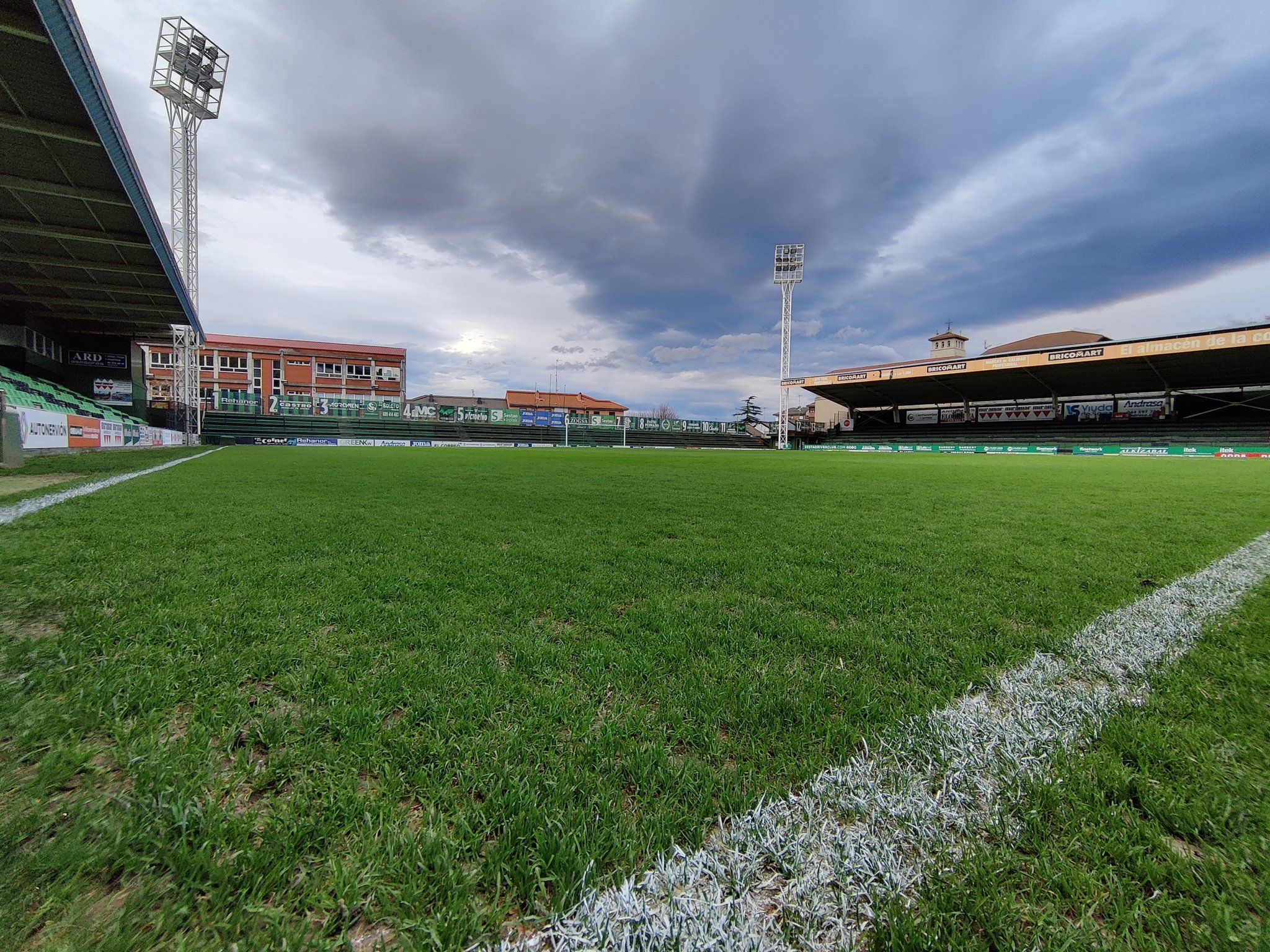  Las Llanas espera el partido de Copa entre el Sestao River y el Celta.