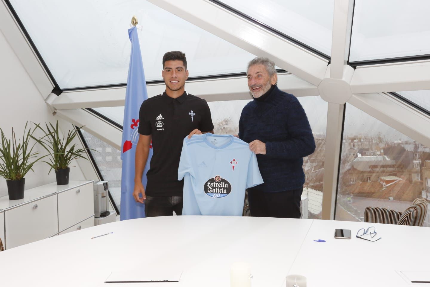  Lucas Olaza posa con la elástica celeste junto a Carlos Mouriño.