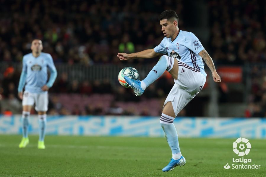  Lucas Olaza recibe el esférico y controla con su pierna izquierda.