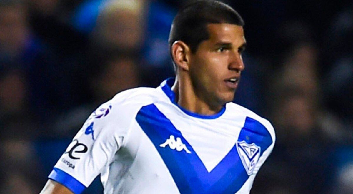  Luis Abram, en un partido con Vélez.