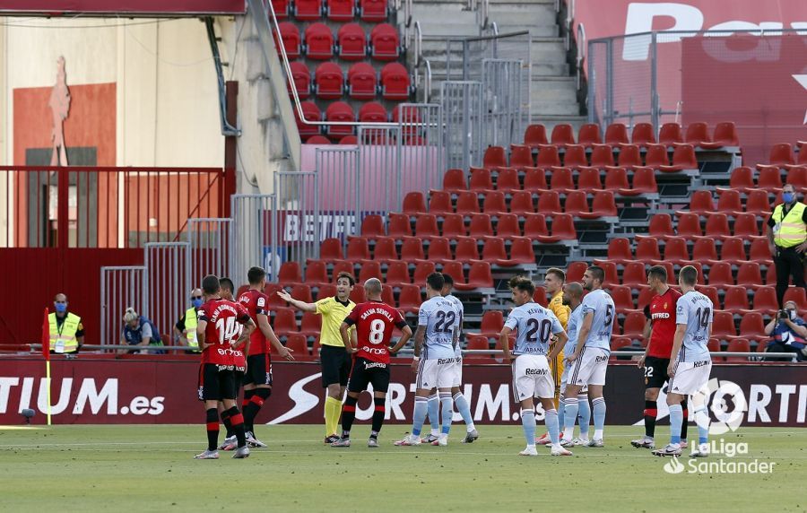 De Burgos Bengoetxea habla con los jugadores de Mallorca y Celta tras pitar penalti.