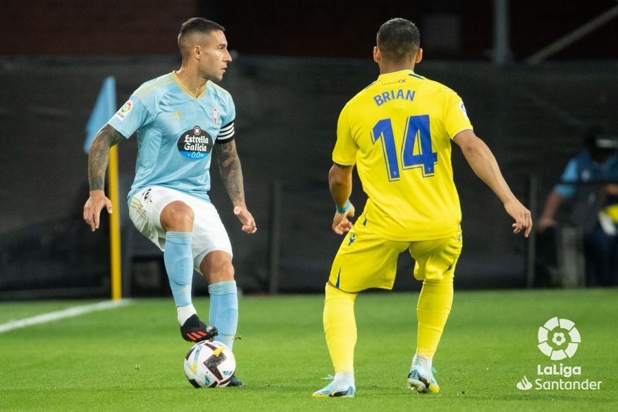  Hugo Mallo pisa el balón en el Celta-Cádiz8