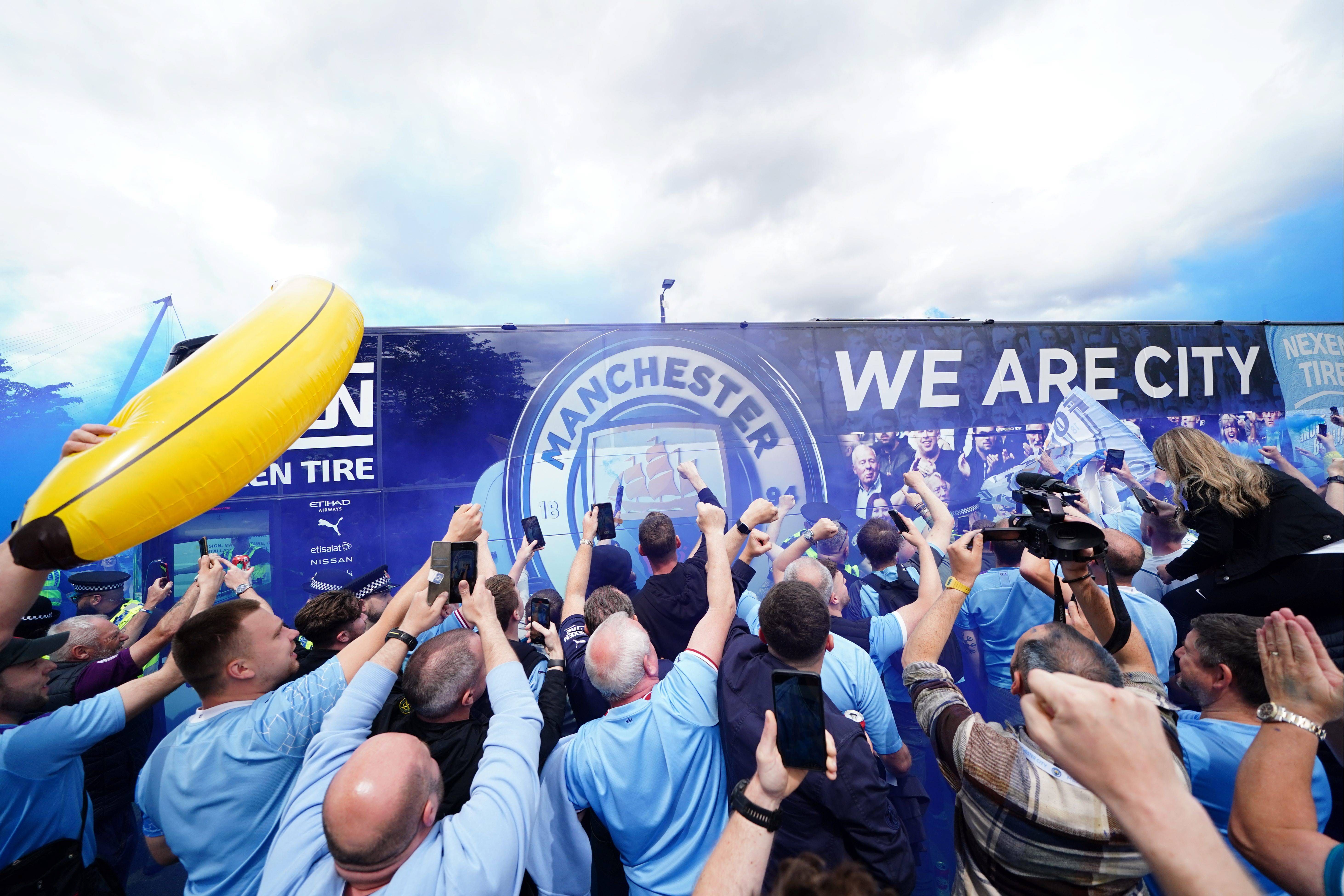 Aficionados del Manchester City celebran el título de la Premier League.