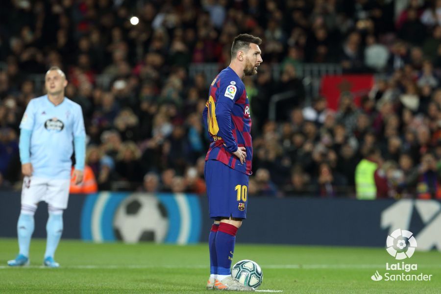  Messi se dispone a lanzar la pena máxima desde los once metros.
