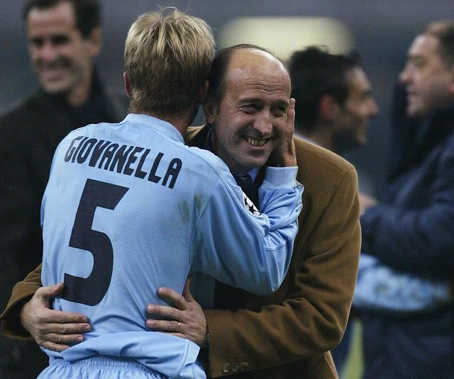  Lotina abranzándose con Giovanella.