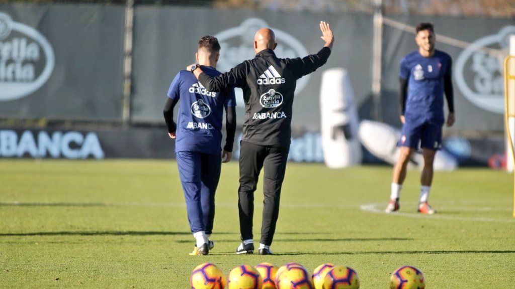 Miguel Cardoso junto a Emre Mor, durante el entrenamiento.
