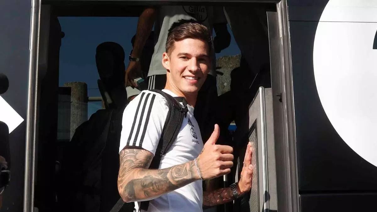  Santi Mina subiendo al autobús del Celta para viajar a A Toxa.